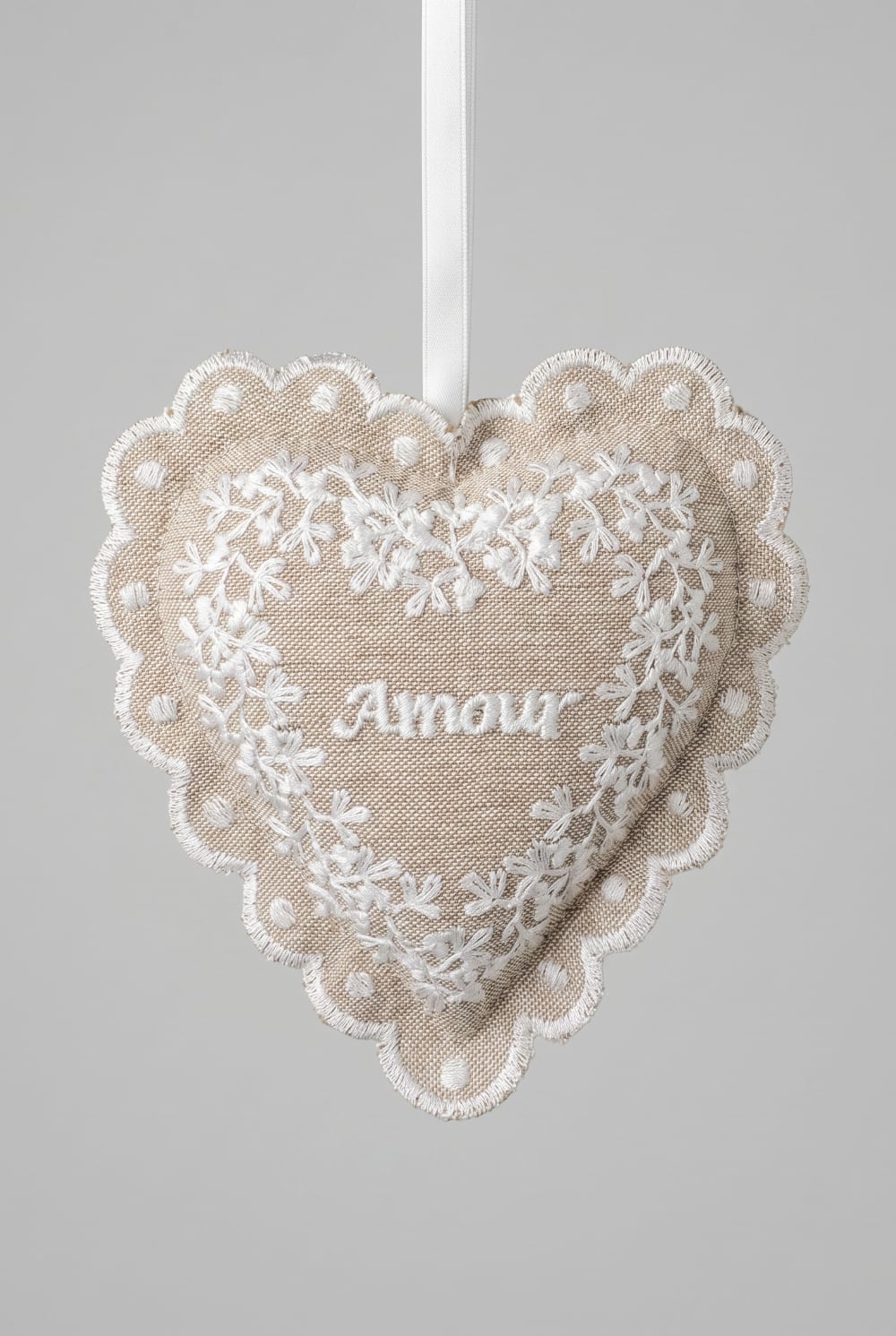 Cœur parfumé à la lavande en lin beige brodé Amour avec dentelle blanche style décoration romantique shabby chic ambiance douce et poétique