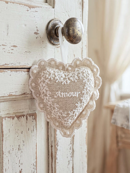 Cœur parfumé à la lavande en lin beige brodé Amour avec dentelle blanche style décoration romantique shabby chic ambiance douce et poétique