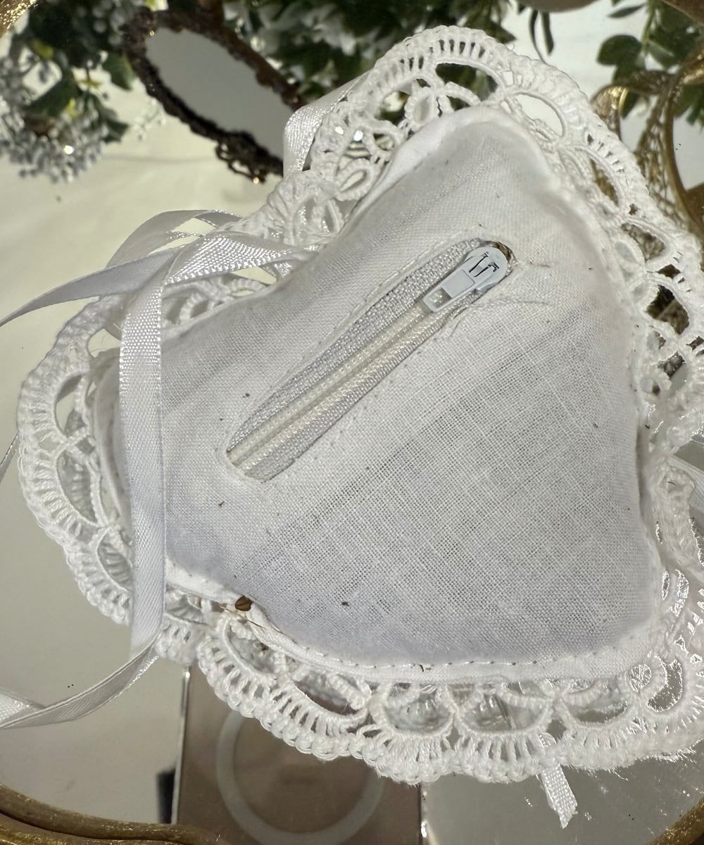 Cœur parfumé à la lavande en dentelle blanche avec ruban décoratif style shabby chic décoration romantique ambiance douce et lumineuse