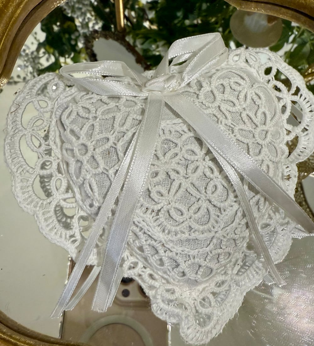 Cœur parfumé à la lavande en dentelle blanche avec ruban décoratif style shabby chic décoration romantique ambiance douce et lumineuse