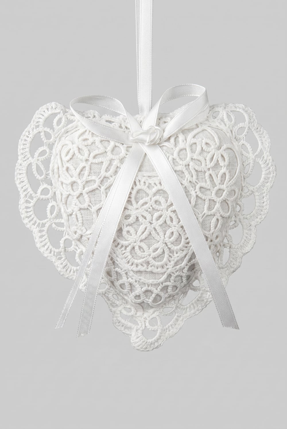 Cœur parfumé à la lavande en dentelle blanche avec ruban décoratif style shabby chic décoration romantique ambiance douce et lumineuse