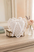 Cœur parfumé à la lavande en dentelle blanche avec ruban décoratif style shabby chic décoration romantique ambiance douce et lumineuse