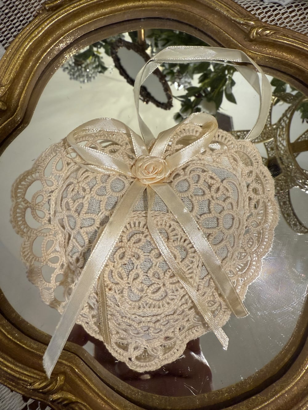 Cœur parfumé à la lavande en dentelle beige rosé avec ruban décoratif style romantique shabby chic décoration élégante et féminine