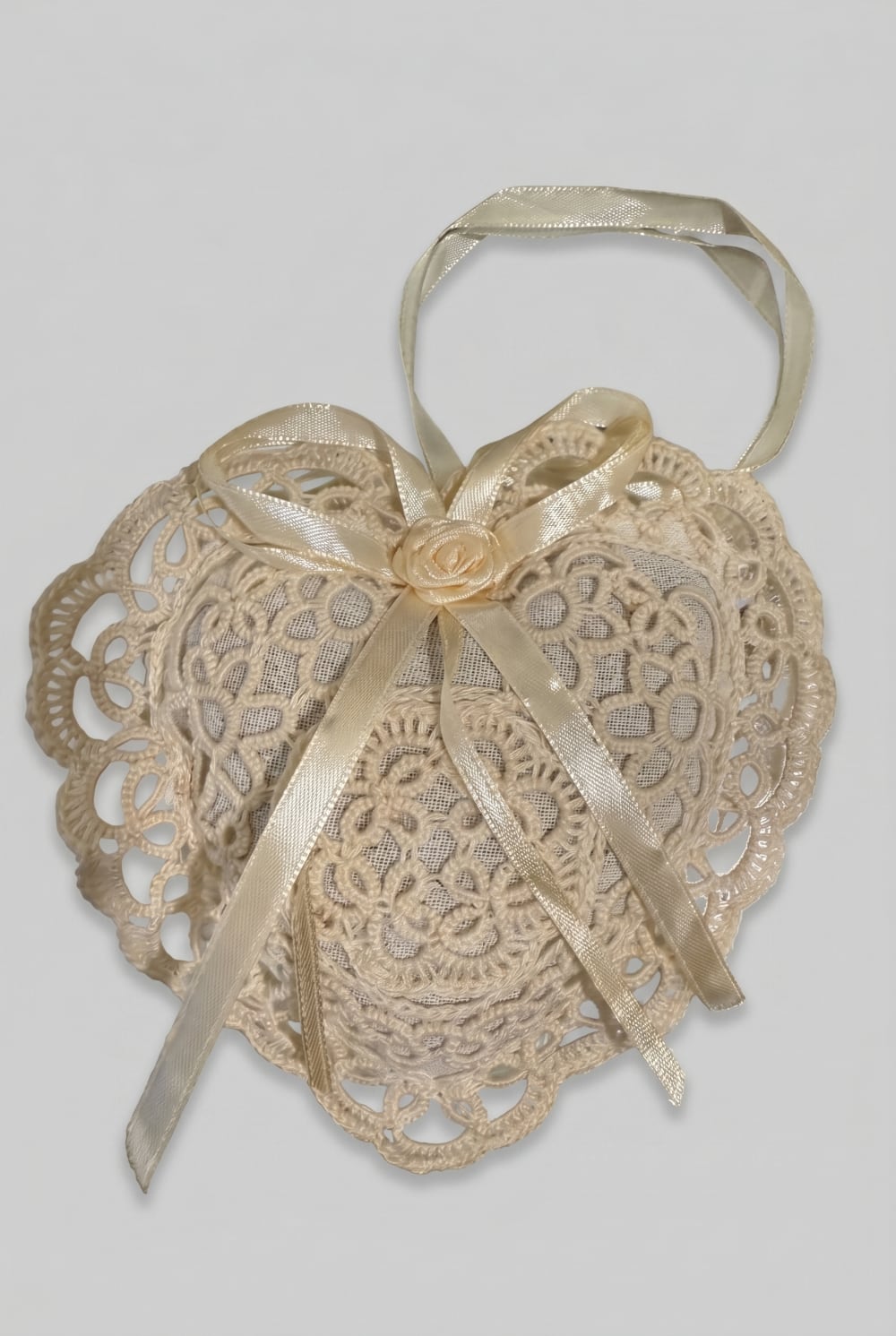Cœur parfumé à la lavande en dentelle beige rosé avec ruban décoratif style romantique shabby chic décoration élégante et féminine
