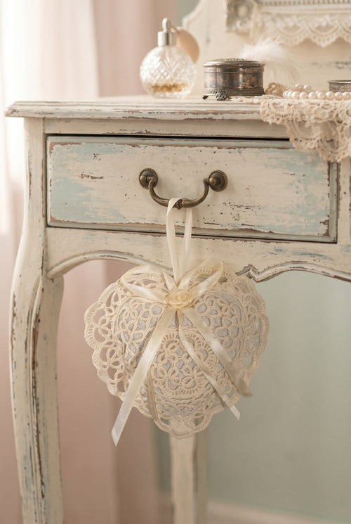 Cœur parfumé à la lavande en dentelle beige rosé avec ruban décoratif style romantique shabby chic décoration élégante et féminine