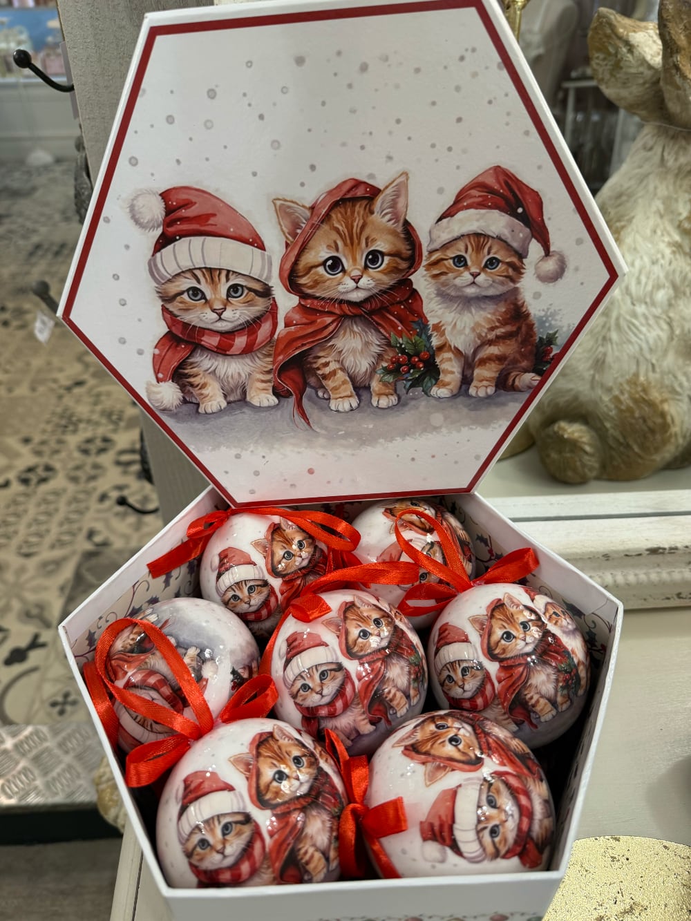 Coffret de boules de Noël blanches illustrées de chatons vêtus de bonnets et d'écharpes rouges, décoration féérique pour sapin de Noël et ambiance chaleureuse d'hiver