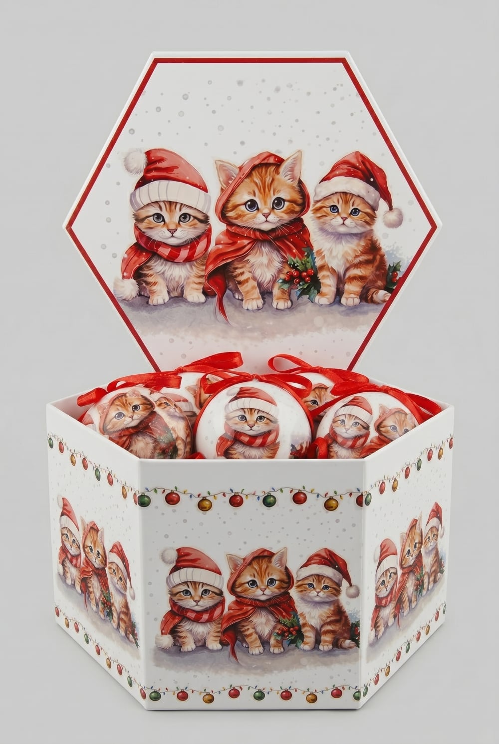 Coffret de boules de Noël blanches illustrées de chatons vêtus de bonnets et d'écharpes rouges, décoration féérique pour sapin de Noël et ambiance chaleureuse d'hiver