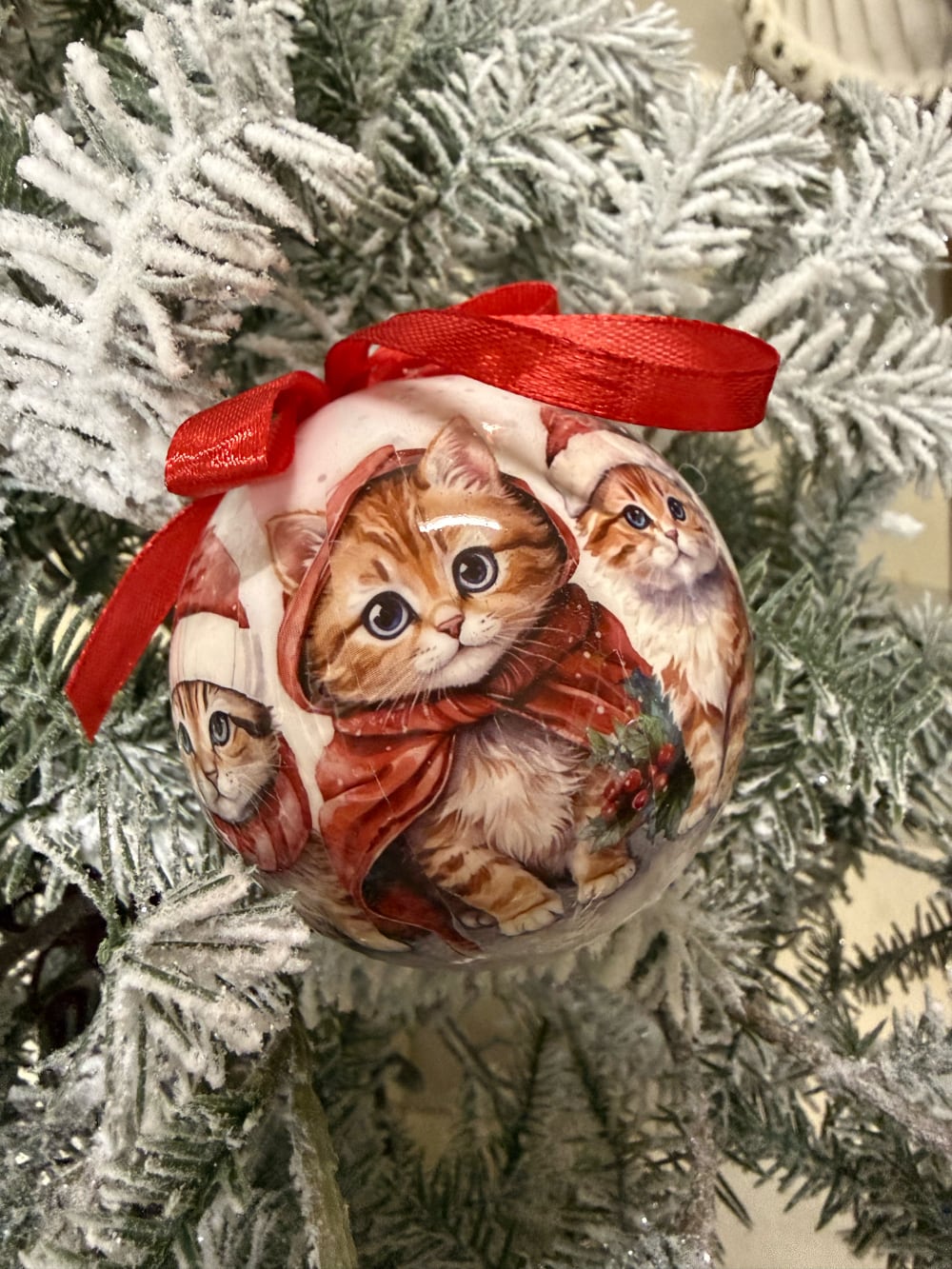 Coffret de boules de Noël blanches illustrées de chatons vêtus de bonnets et d'écharpes rouges, décoration féérique pour sapin de Noël et ambiance chaleureuse d'hiver