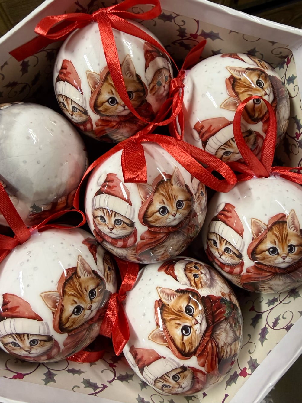 Coffret de boules de Noël blanches illustrées de chatons vêtus de bonnets et d'écharpes rouges, décoration féérique pour sapin de Noël et ambiance chaleureuse d'hiver