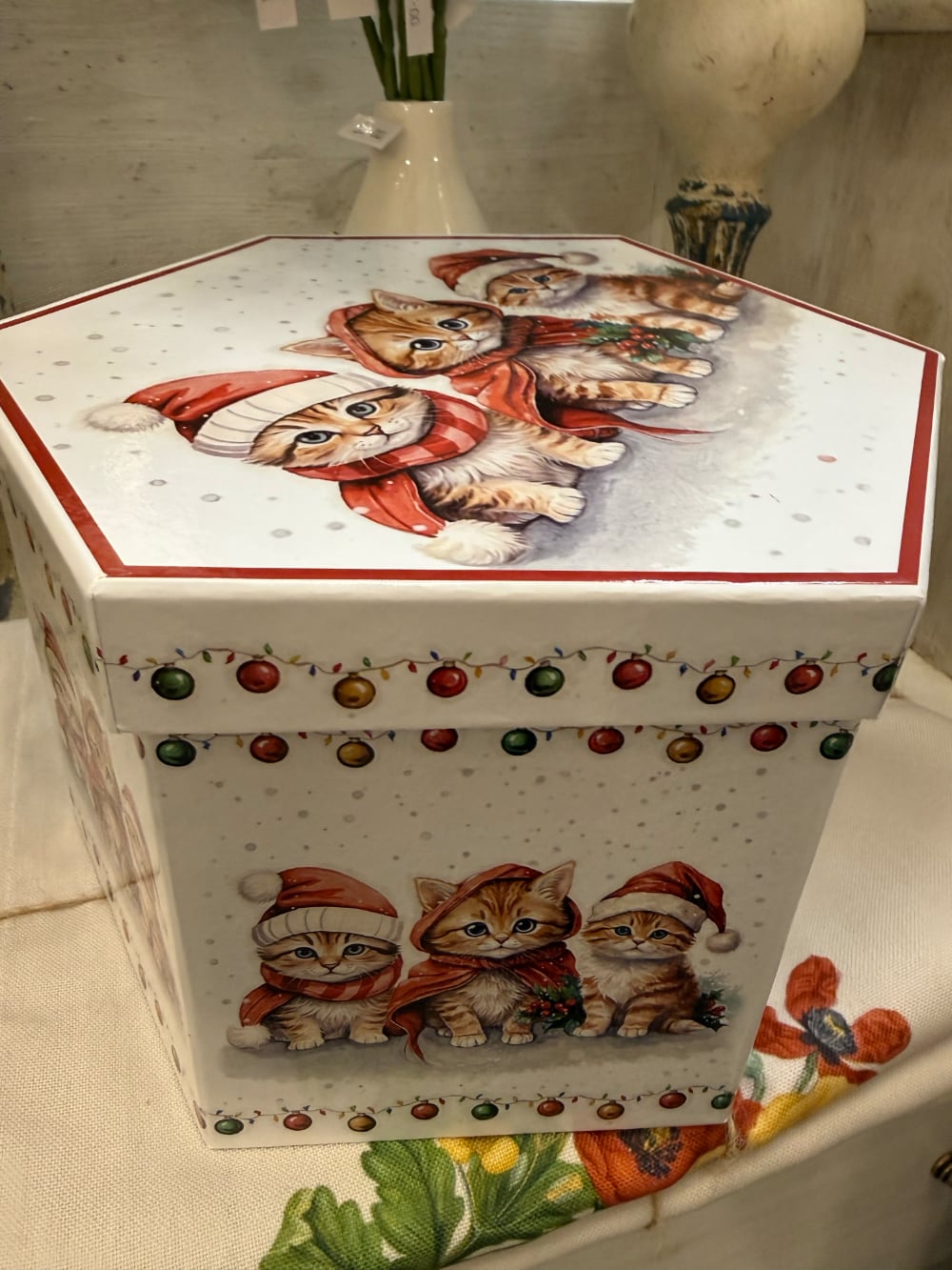 Coffret de boules de Noël blanches illustrées de chatons vêtus de bonnets et d'écharpes rouges, décoration féérique pour sapin de Noël et ambiance chaleureuse d'hiver