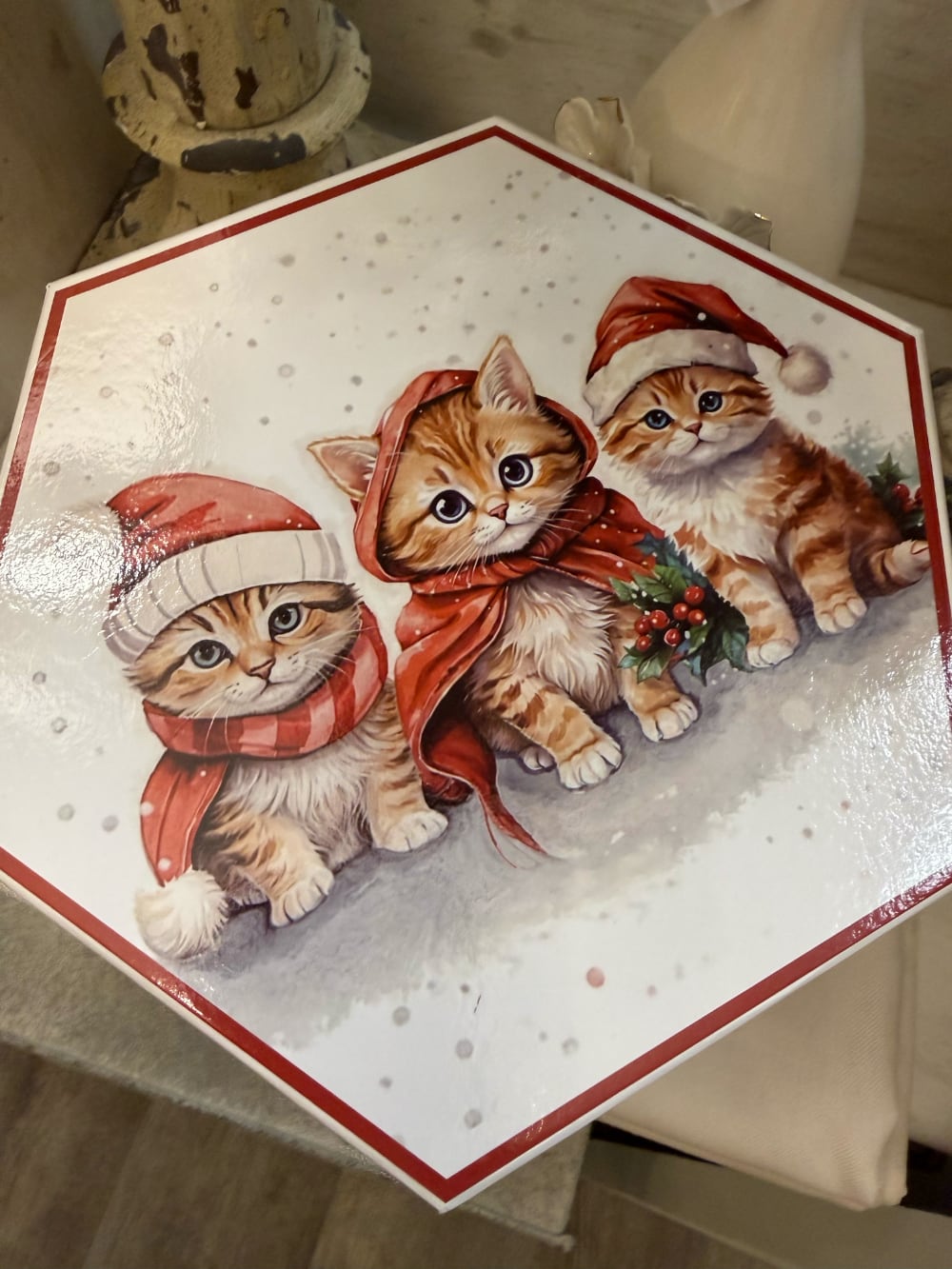 Coffret de boules de Noël blanches illustrées de chatons vêtus de bonnets et d'écharpes rouges, décoration féérique pour sapin de Noël et ambiance chaleureuse d'hiver