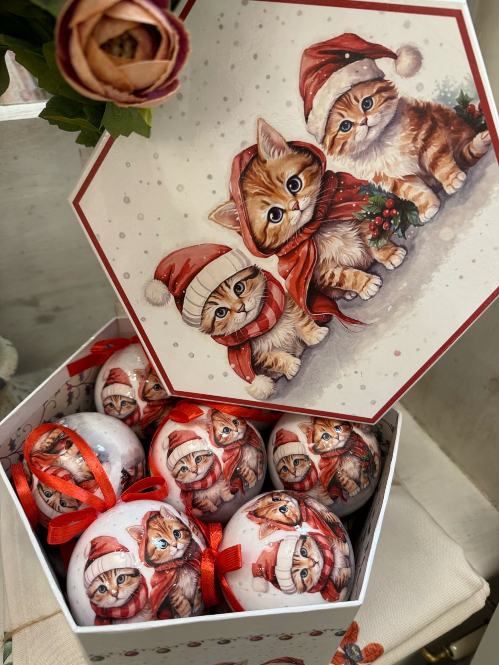 Coffret de boules de Noël blanches illustrées de chatons vêtus de bonnets et d'écharpes rouges, décoration féérique pour sapin de Noël et ambiance chaleureuse d'hiver