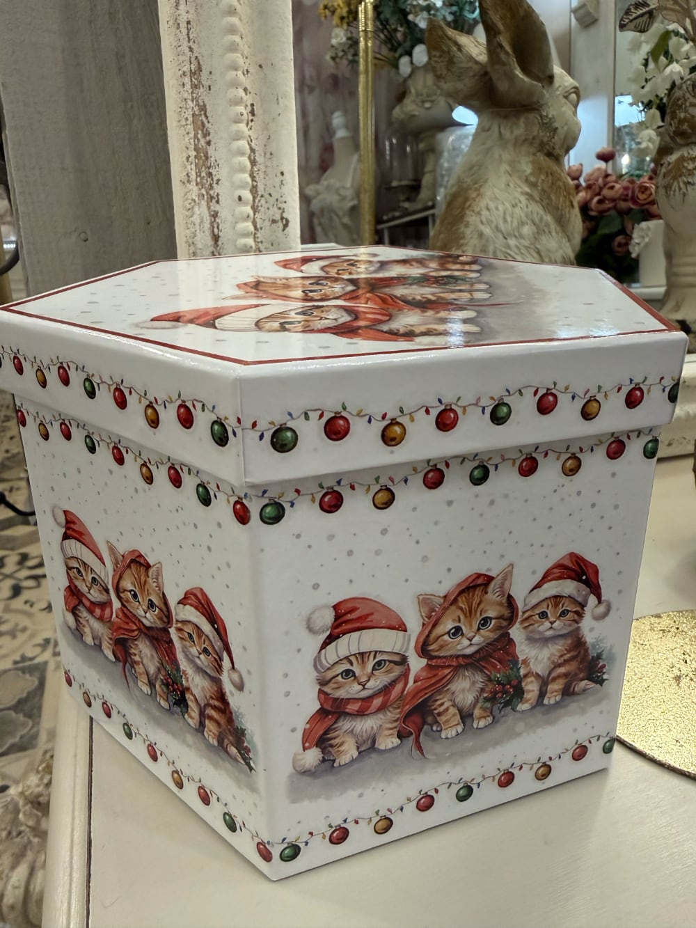 Coffret de boules de Noël blanches illustrées de chatons vêtus de bonnets et d'écharpes rouges, décoration féérique pour sapin de Noël et ambiance chaleureuse d'hiver