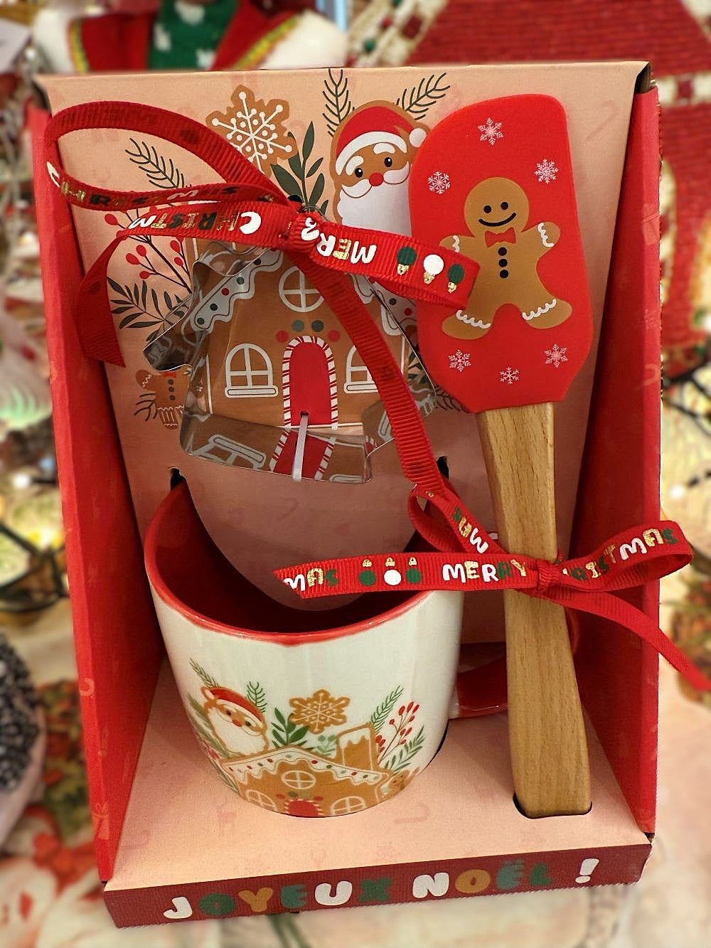 Coffret cadeau de Noël avec mug en porcelaine, spatule en bois et emporte-pièce maison pain d’épices, décor Père Noël, style shabby chic et féérique