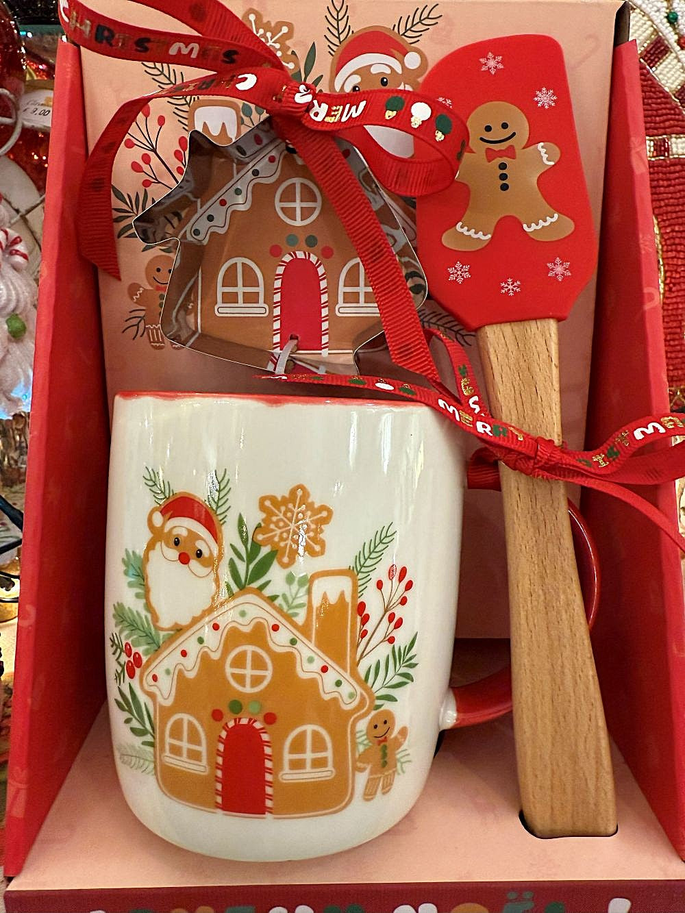 Coffret cadeau de Noël avec mug en porcelaine, spatule en bois et emporte-pièce maison pain d’épices, décor Père Noël, style shabby chic et féérique