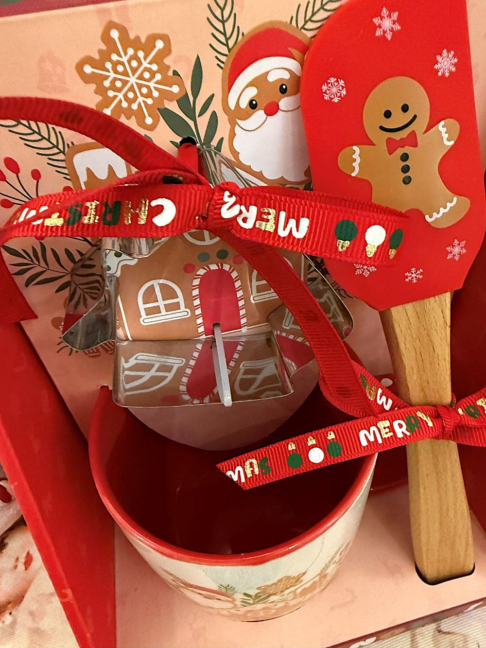 Coffret cadeau de Noël avec mug en porcelaine, spatule en bois et emporte-pièce maison pain d’épices, décor Père Noël, style shabby chic et féérique