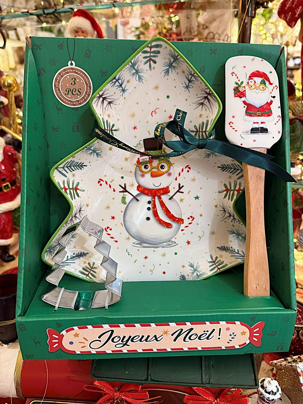 Coffret cadeau Snowman de Noël avec plat sapin en porcelaine, spatule Père Noël et emporte-pièce sapin, dans des tons rouges, verts et blancs, style déco féérique et shabby chic