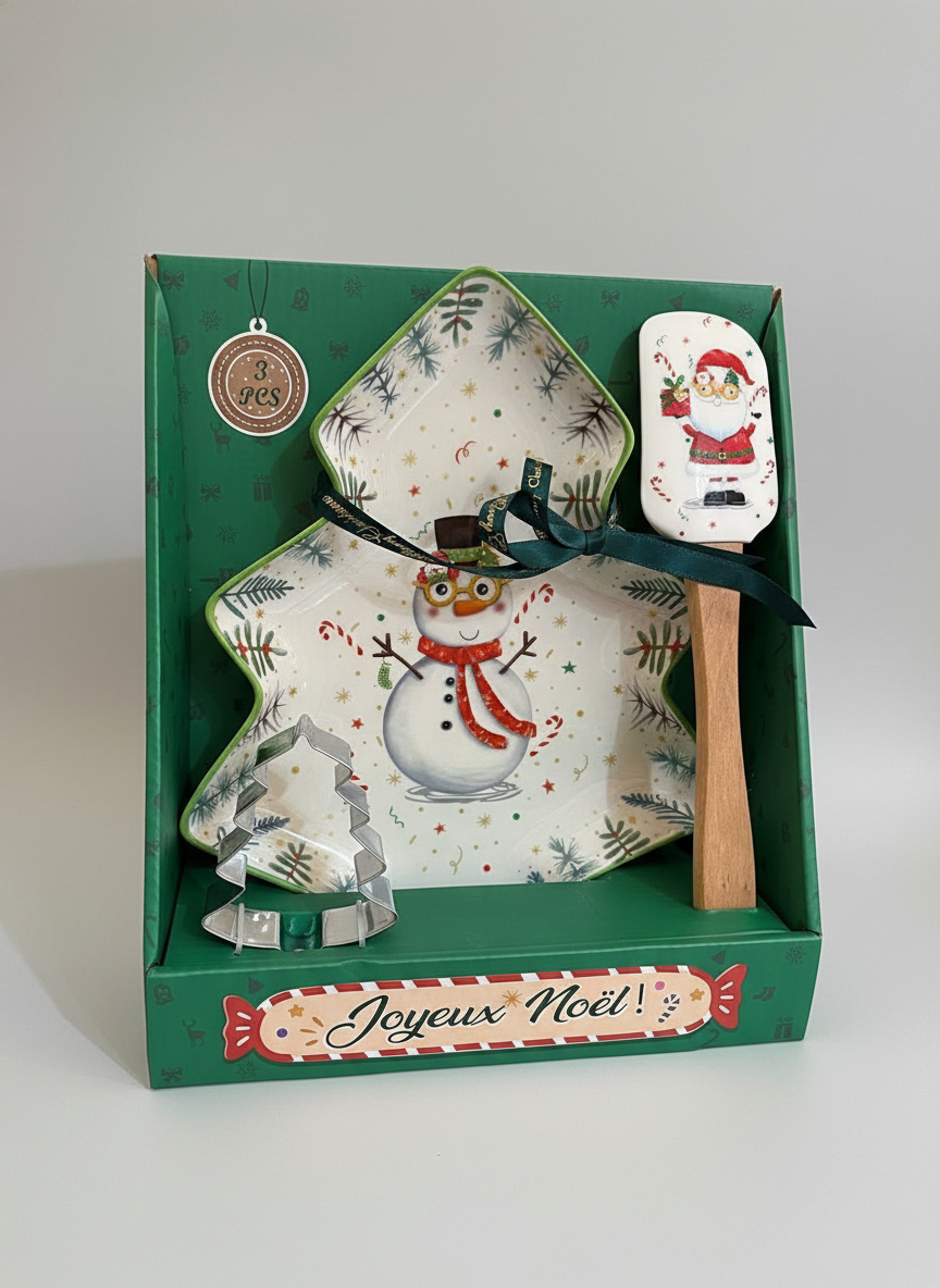 Coffret cadeau Snowman de Noël avec plat sapin en porcelaine, spatule Père Noël et emporte-pièce sapin, dans des tons rouges, verts et blancs, style déco féérique et shabby chic