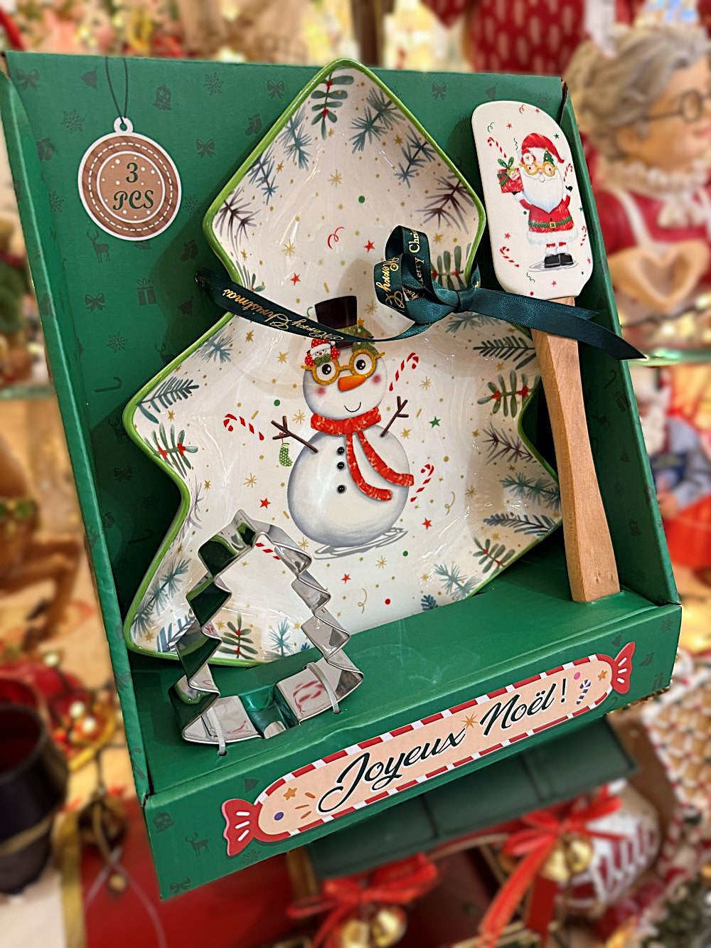 Coffret cadeau Snowman de Noël avec plat sapin en porcelaine, spatule Père Noël et emporte-pièce sapin, dans des tons rouges, verts et blancs, style déco féérique et shabby chic