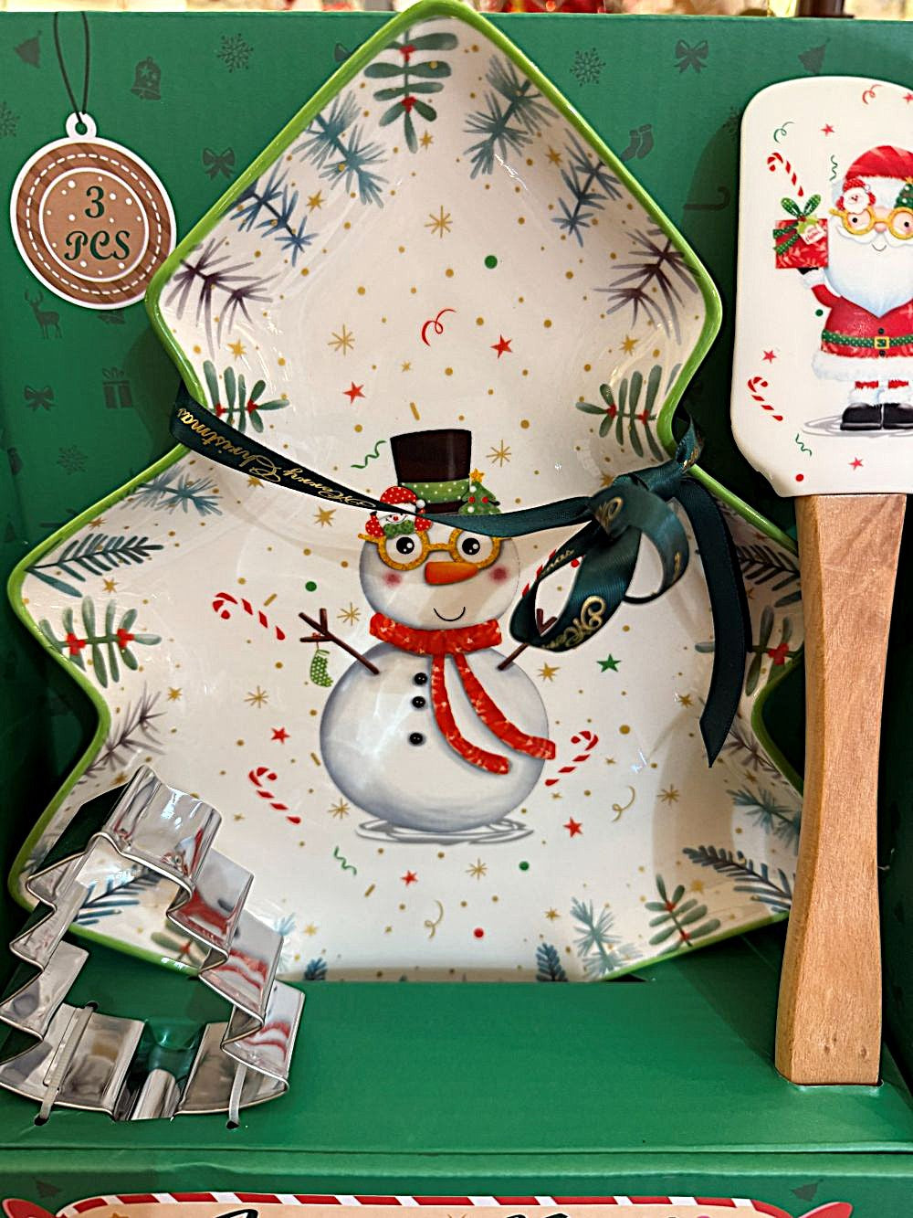 Coffret cadeau Snowman de Noël avec plat sapin en porcelaine, spatule Père Noël et emporte-pièce sapin, dans des tons rouges, verts et blancs, style déco féérique et shabby chic