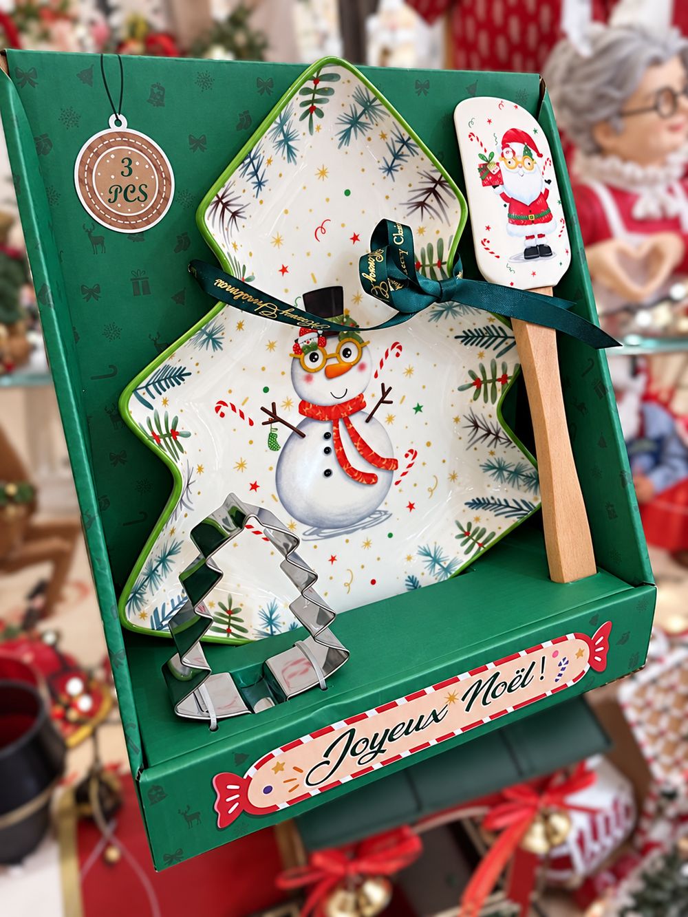Coffret Snowman de Noël photographié de trois quarts avec ses trois accessoires de cuisine.