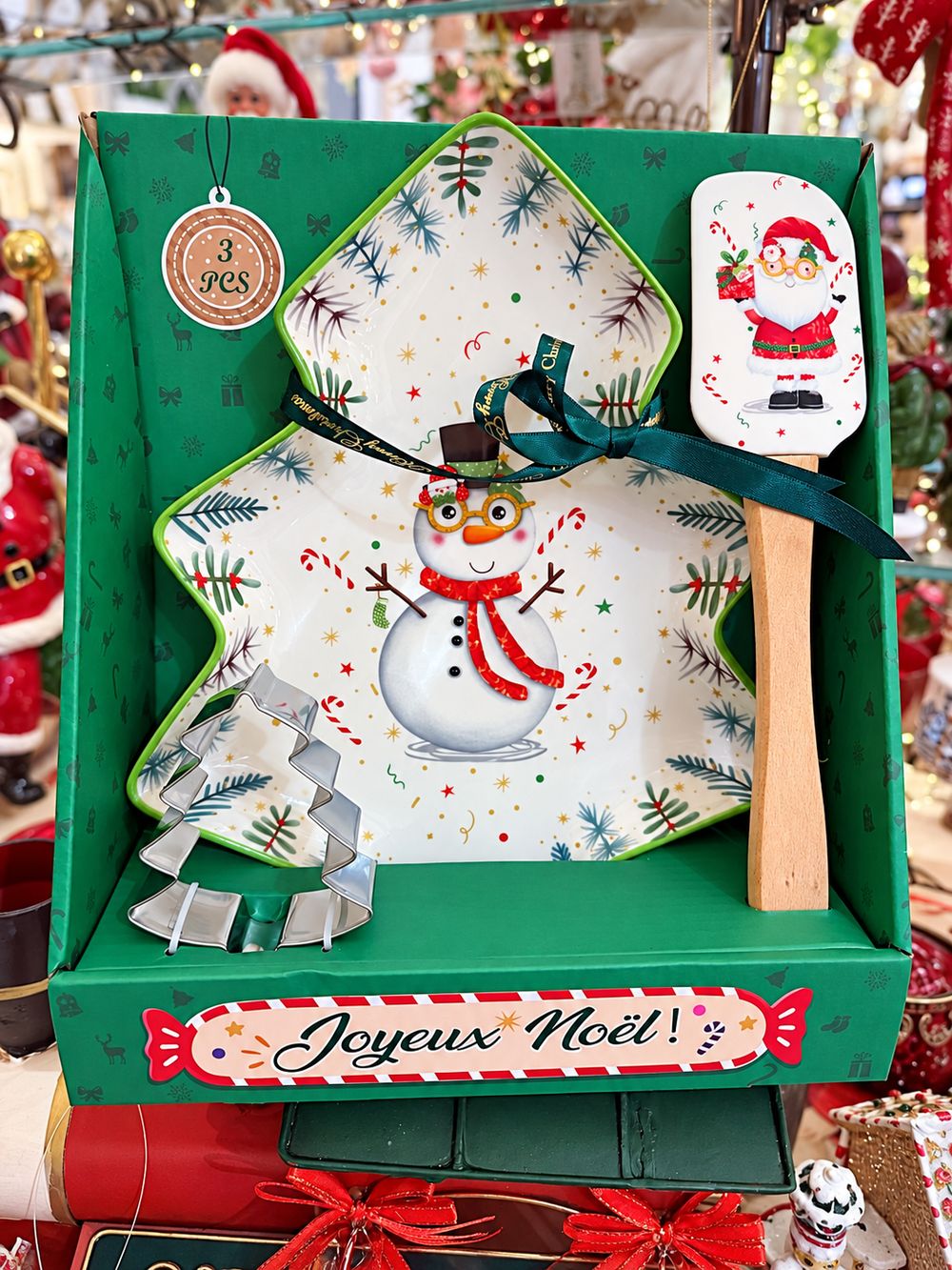 Vue de face du coffret Snowman de Noël et de ses accessoires décorés pour les fêtes.
