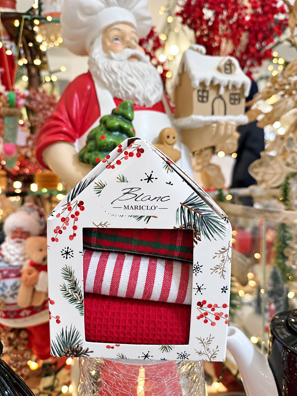 Coffret de trois torchons de Noël Blanc MariClò photographié de face dans la boutique.