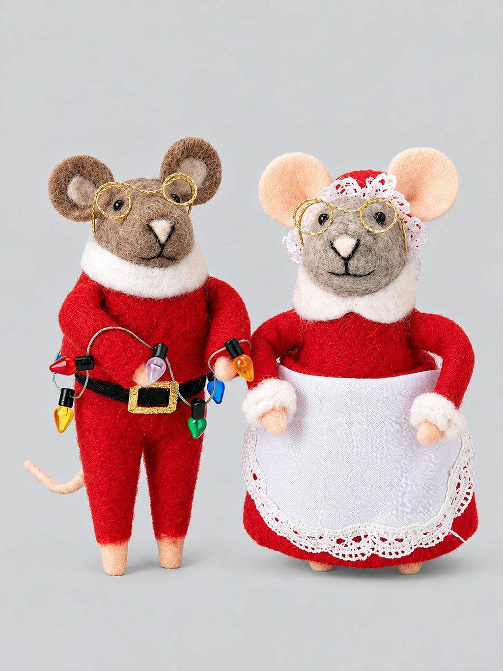 Couple de souris de Noël en feutrine rouge, avec lunettes dorées, guirlande multicolore et tablier en dentelle, sur fond gris clair.