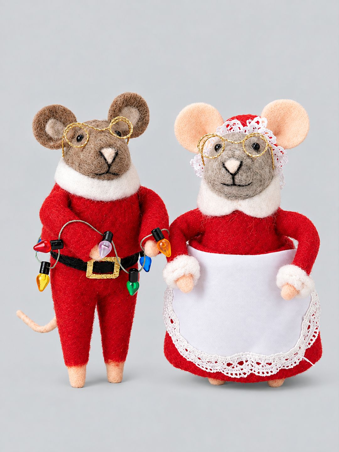 Couple de souris de Noël en feutrine rouge, avec lunettes dorées, guirlande multicolore et tablier en dentelle, sur fond gris clair.