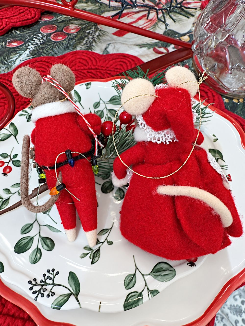 Vue de dos des deux souris de Noël en feutrine, montrant leurs queues et attaches de suspension.