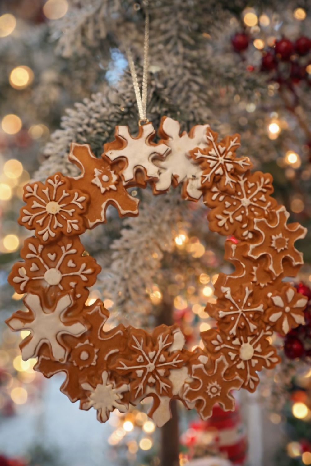 Couronne décorative d’étoiles Pain d’Épices marron et blanc, décoration de Noël féérique et poétique à suspendre, diamètre 18 cm