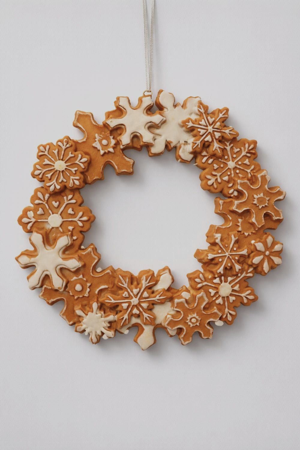 Couronne décorative d’étoiles Pain d’Épices marron et blanc, décoration de Noël féérique et poétique à suspendre, diamètre 18 cm
