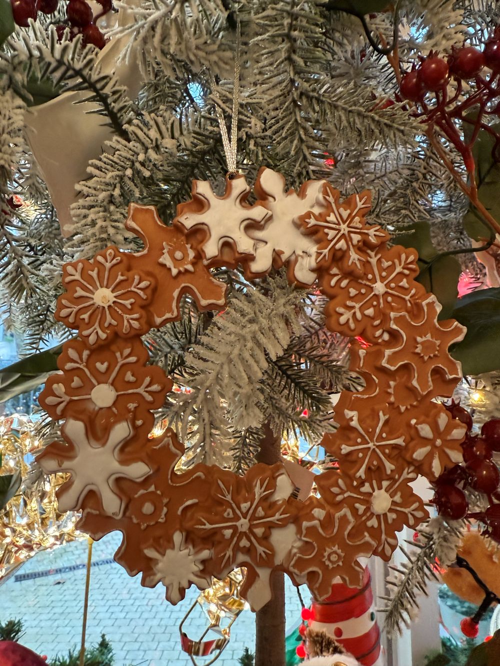 Couronne décorative d’étoiles Pain d’Épices marron et blanc, décoration de Noël féérique et poétique à suspendre, diamètre 18 cm