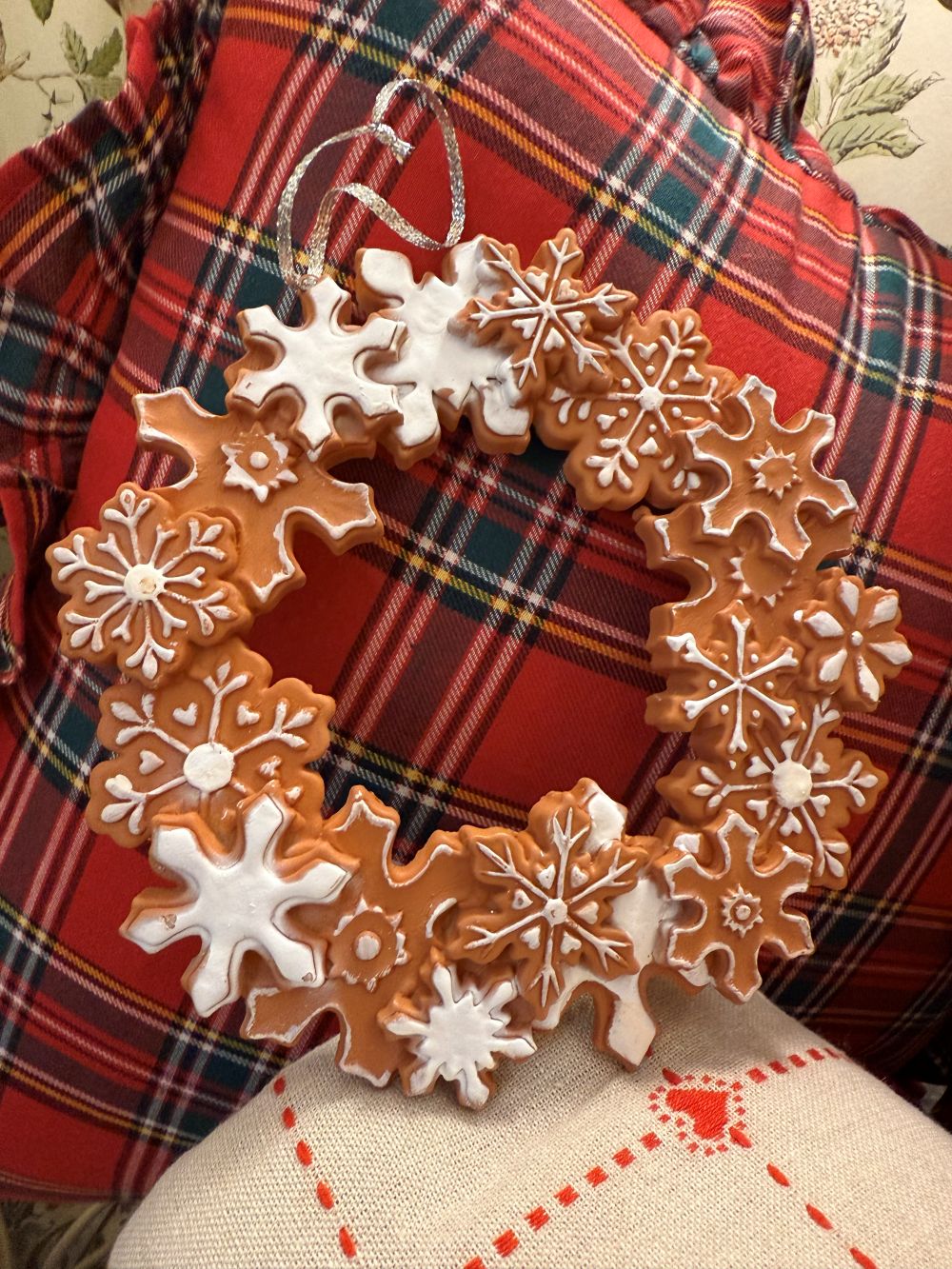 Couronne décorative d’étoiles Pain d’Épices marron et blanc, décoration de Noël féérique et poétique à suspendre, diamètre 18 cm