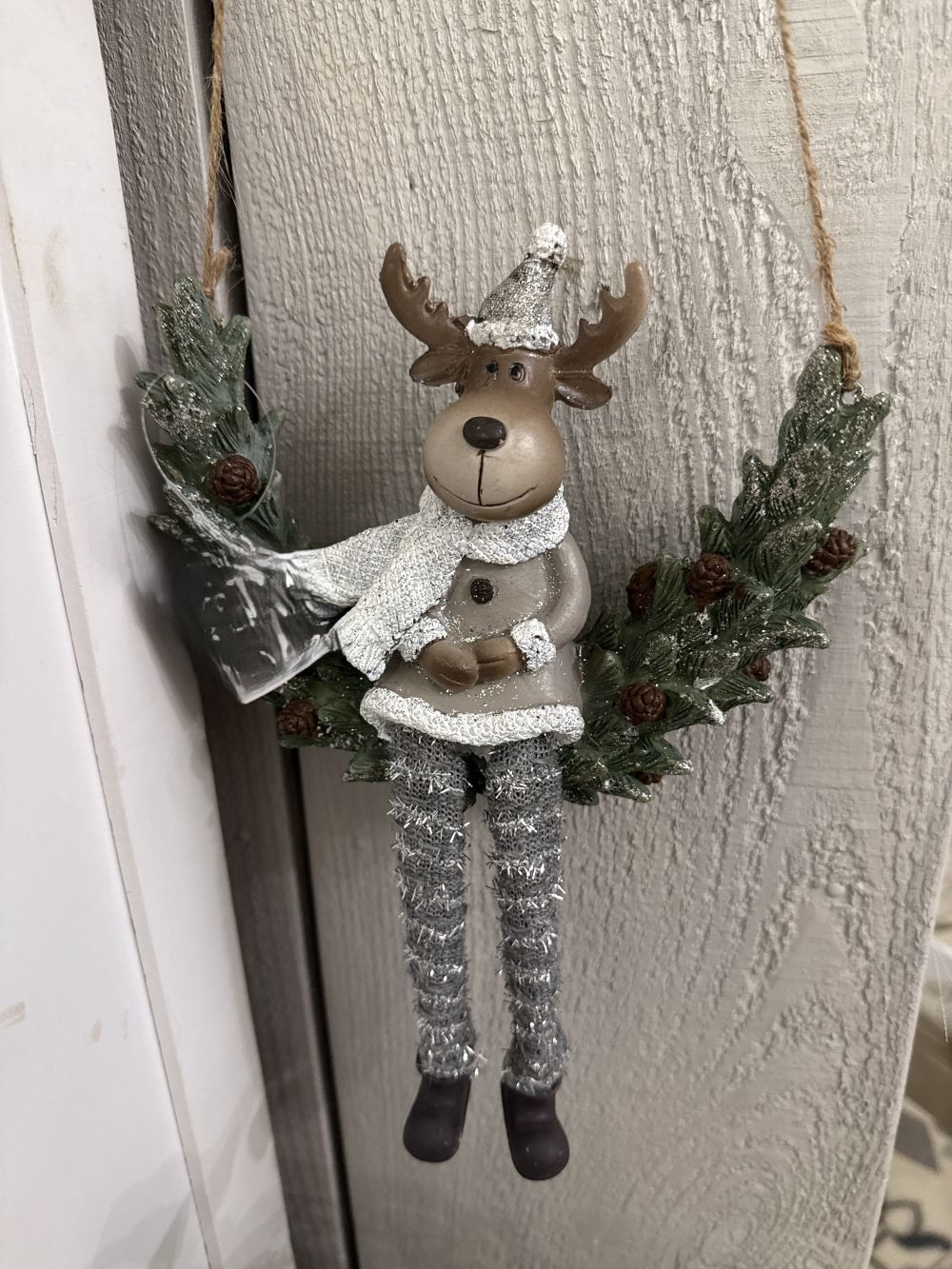 Couronne de Noël décorative avec renne argenté et feuillage givré, style charme et shabby chic, décoration féérique hivernale de 24 cm