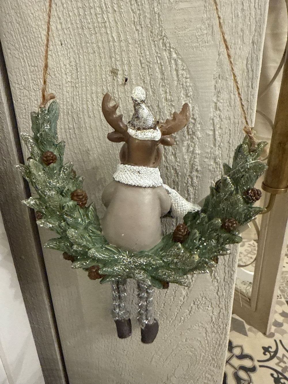 Couronne de Noël décorative avec renne argenté et feuillage givré, style charme et shabby chic, décoration féérique hivernale de 24 cm