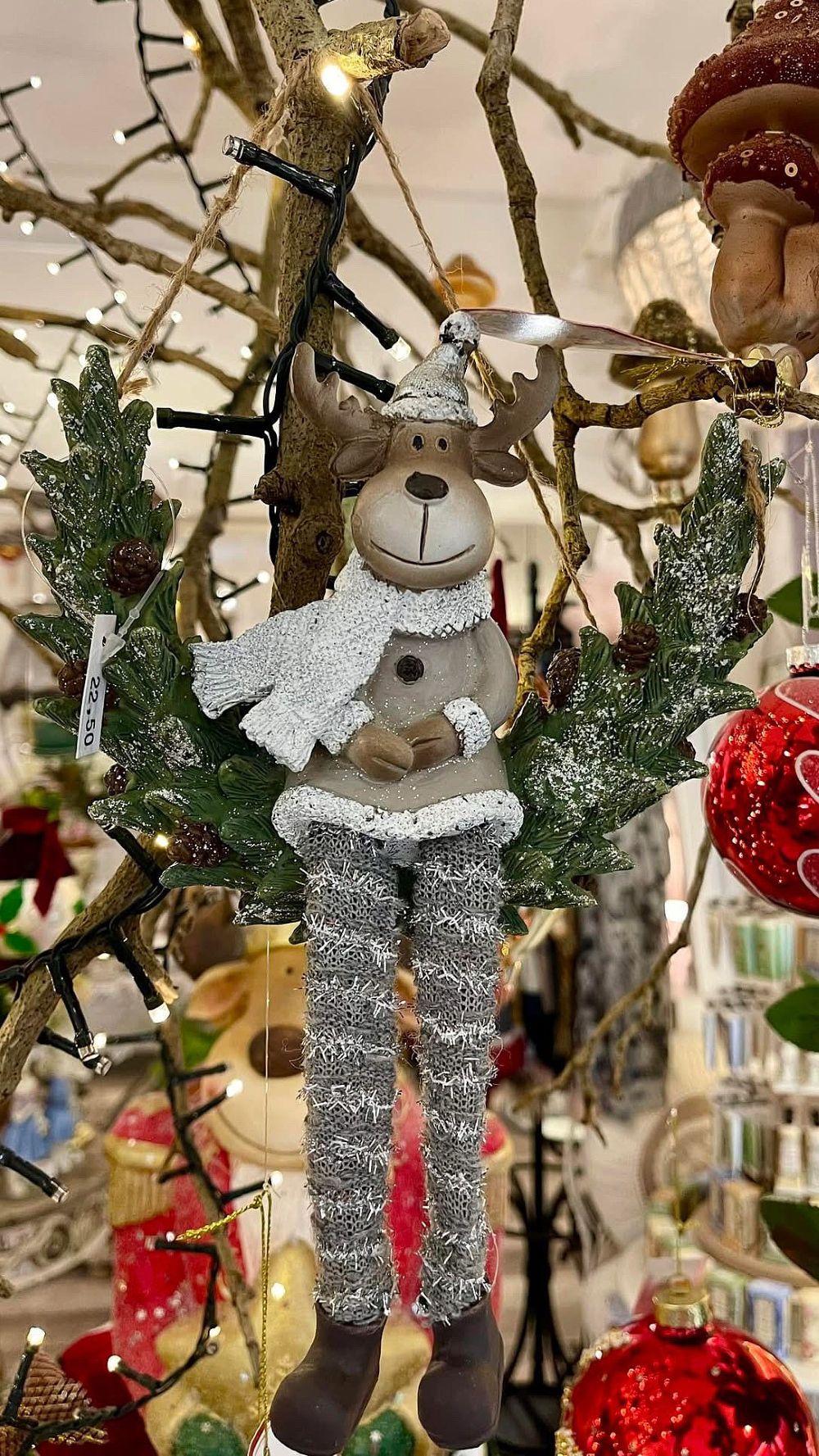 Couronne de Noël décorative avec renne argenté et feuillage givré, style charme et shabby chic, décoration féérique hivernale de 24 cm