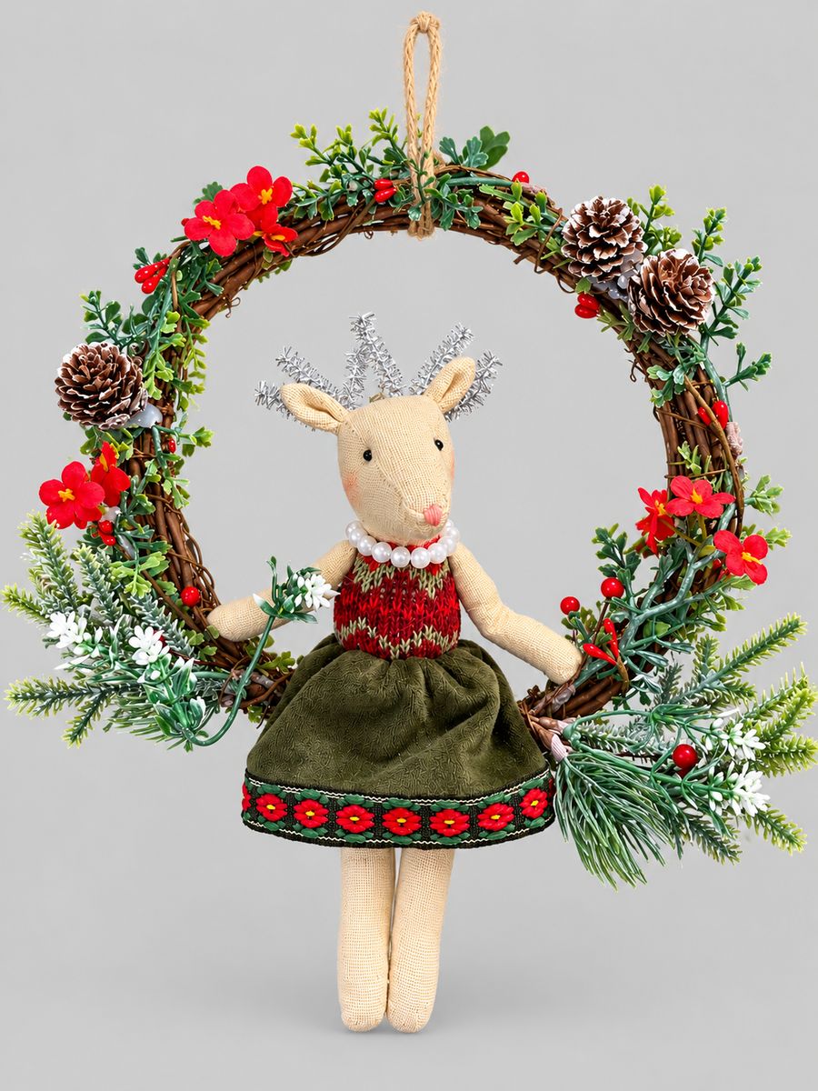 Couronne de Noël avec souris en tissu, jupe verte, fleurs rouges et pommes de pin, sur fond gris clair.