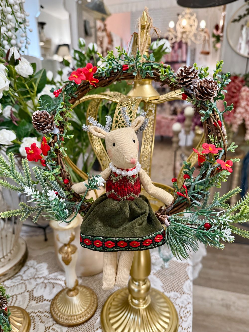 Couronne de porte Souris Blanc Mariclo de 24 cm, vue de face avec fleurs rouges et feuillages.