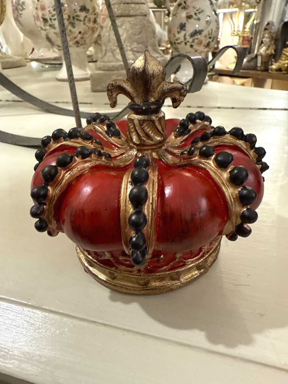Couronne royale décorative rouge et dorée, accessoire de décoration baroque pour cabinet de curiosités et château ancien