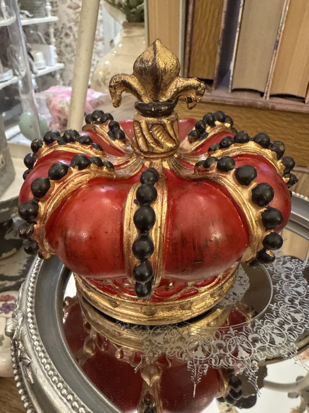 Couronne royale décorative rouge et dorée, accessoire de décoration baroque pour cabinet de curiosités et château ancien