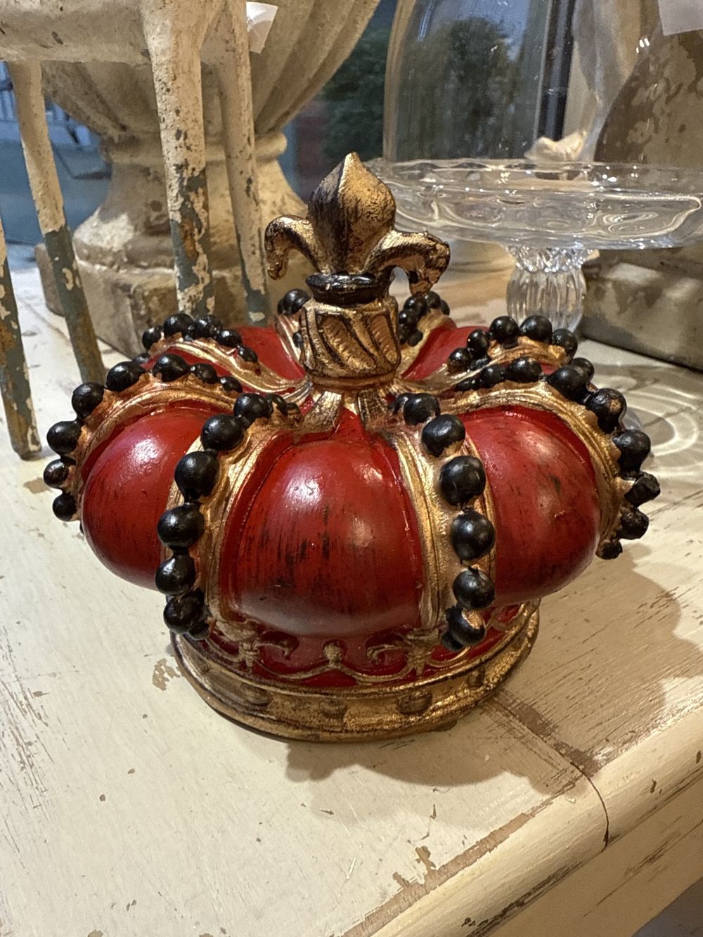 Couronne royale décorative rouge et dorée, accessoire de décoration baroque pour cabinet de curiosités et château ancien