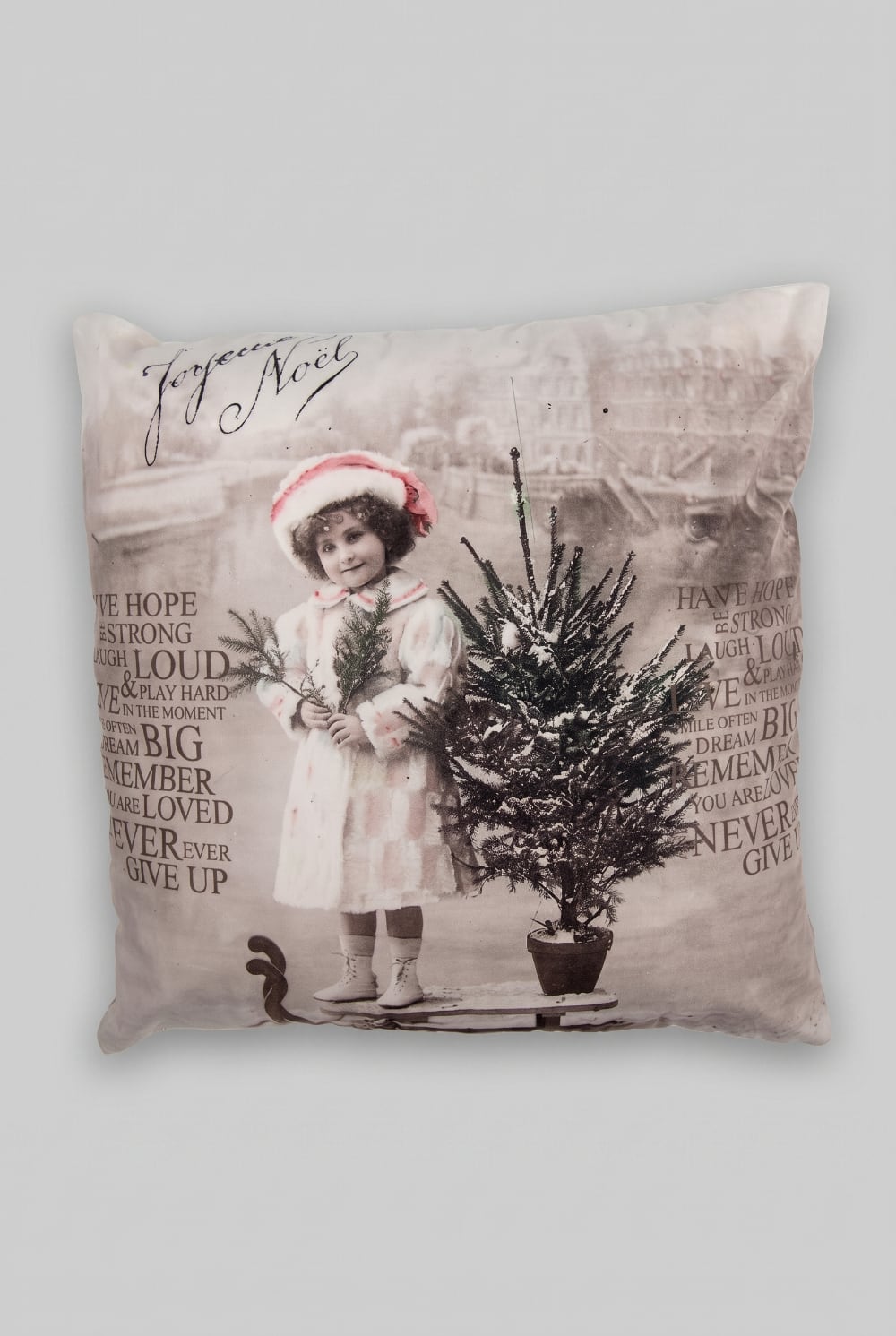 Coussin décoratif de Noël carré avec illustration vintage d'une fillette près d'un sapin, ambiance romantique et décoration de charme