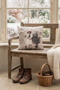 Coussin décoratif de Noël carré avec illustration vintage d'une fillette près d'un sapin, ambiance romantique et décoration de charme