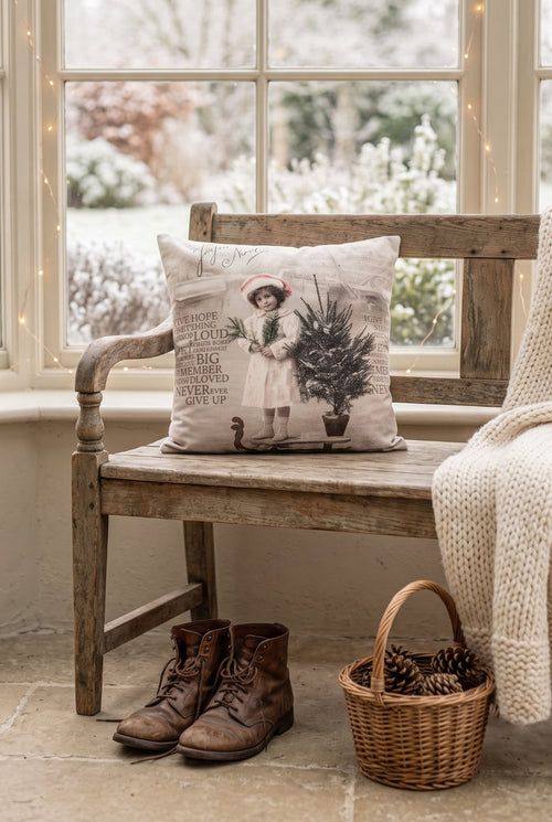 Coussin décoratif de Noël carré avec illustration vintage d'une fillette près d'un sapin, ambiance romantique et décoration de charme