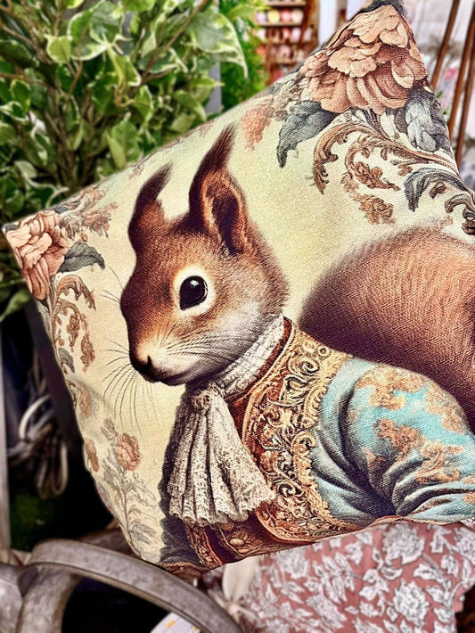 Coussin Précieux 45x45 cm représentant un écureuil élégant en costume ancien, dans des tons brun, beige et turquoise, pour une décoration romantique et shabby chic