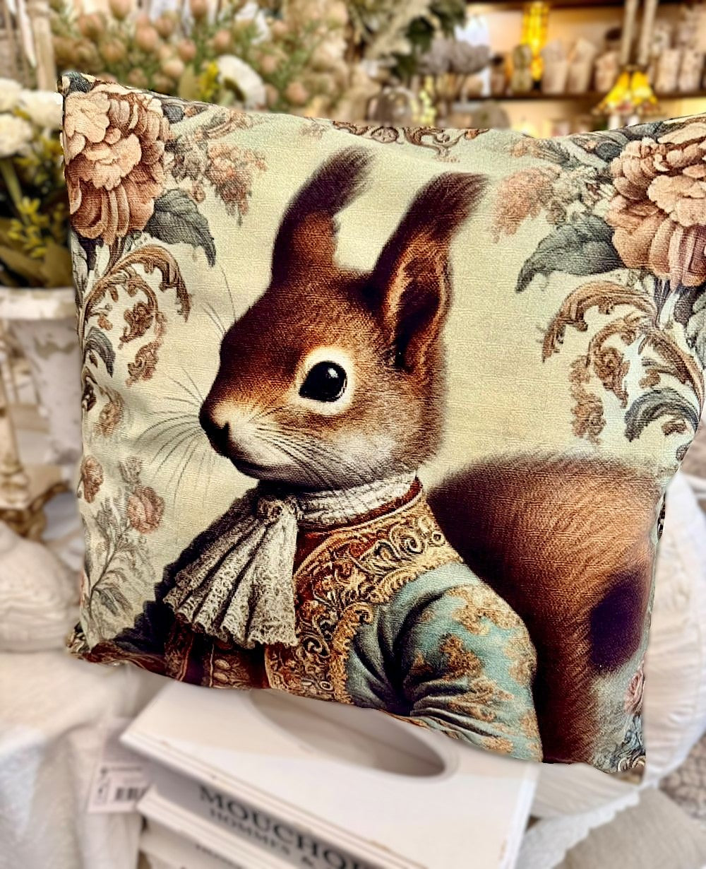 Coussin Précieux 45x45 cm représentant un écureuil élégant en costume ancien, dans des tons brun, beige et turquoise, pour une décoration romantique et shabby chic