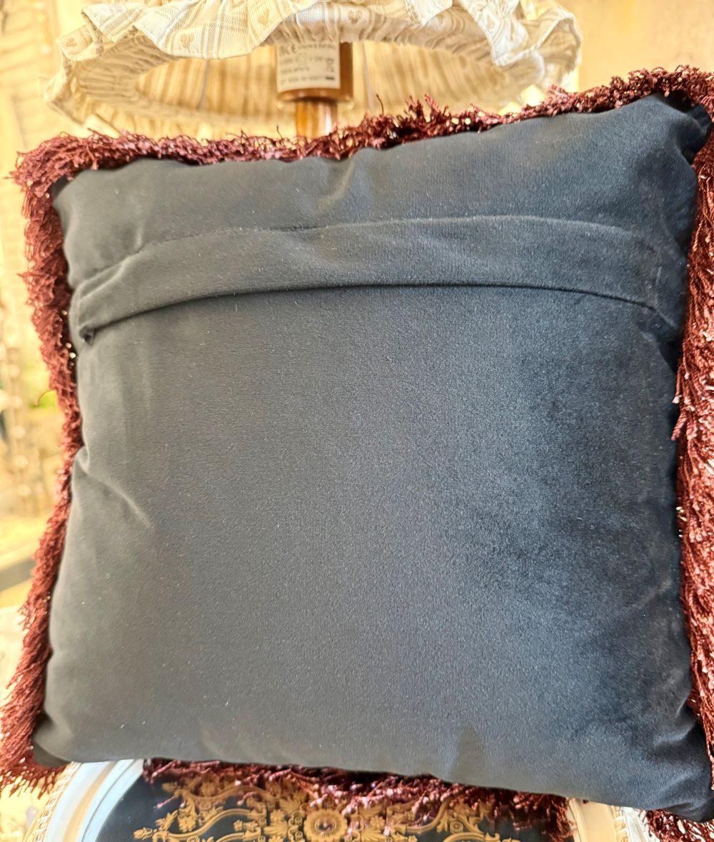 Coussin en velours Cavaliers King Charles de Blanc Mariclò, style shabby chic, couleurs beige et rouge, ambiance romantique et poétique