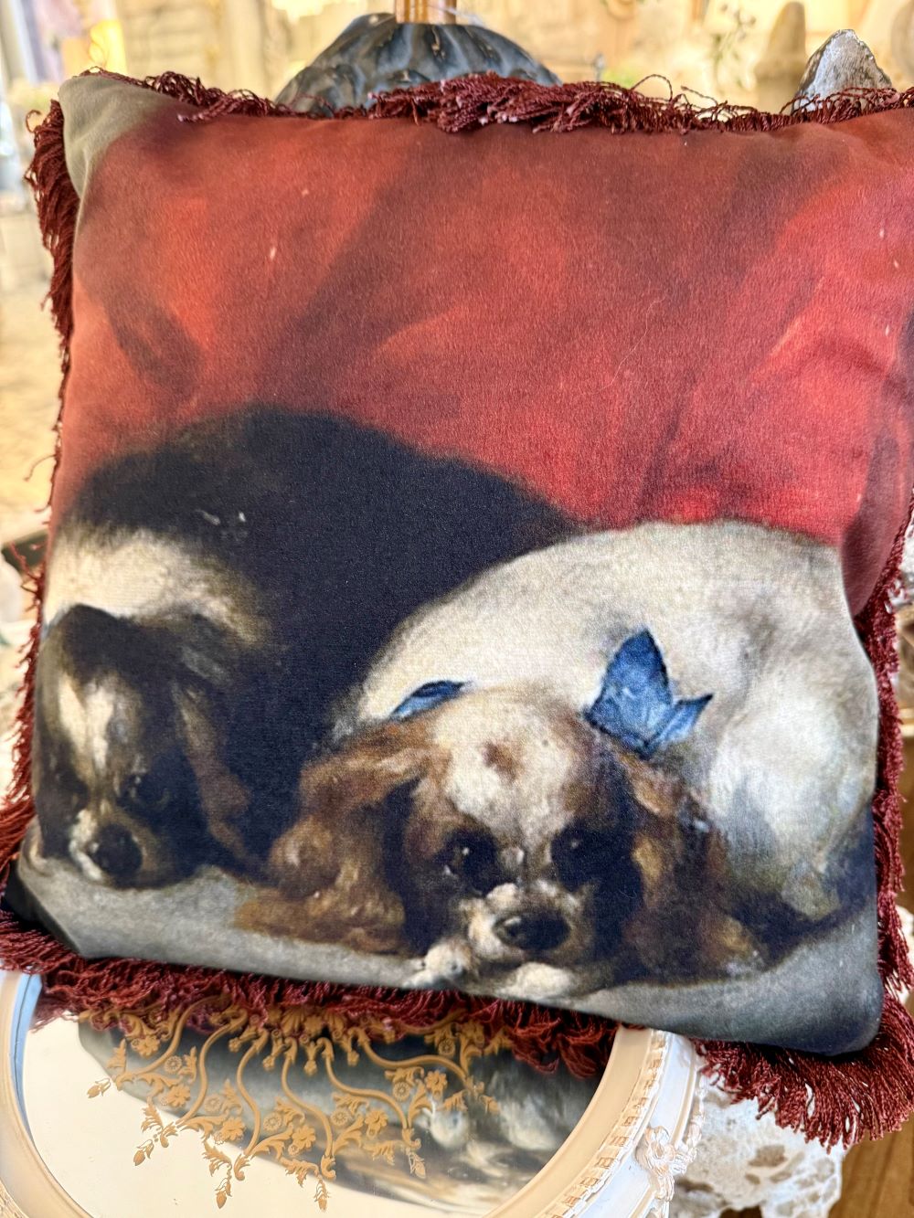 Coussin en velours Cavaliers King Charles de Blanc Mariclò, style shabby chic, couleurs beige et rouge, ambiance romantique et poétique