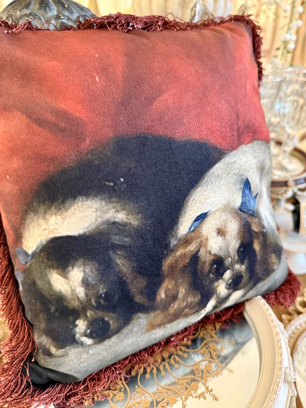 Coussin en velours Cavaliers King Charles de Blanc Mariclò, style shabby chic, couleurs beige et rouge, ambiance romantique et poétique